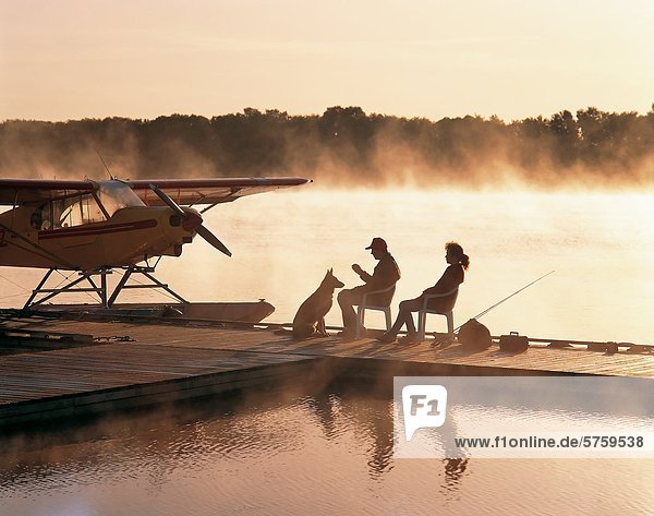 paar auf Dock im frühen Morgennebel  am Red River  nördlich von Selkirk  Manitoba  Kanada.