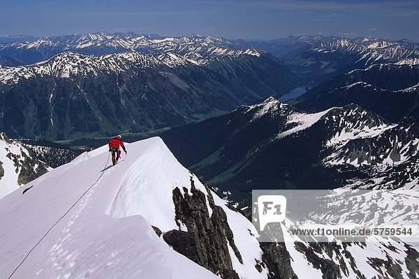 Ein Kletterer Position aus den Gipfel des Mount Matier  Joffre Lakes Provincial Park  British Columbia  Kanada.