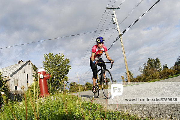 Frau Straßen-Radsport bei Finn Slough. Richmond  British Columbia  Kanada
