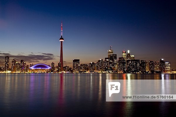 Toronto Skyline bei Nacht vom Center Island  Toronto  Ontario  Kanada.
