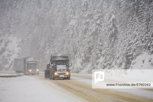 Winter Transport Risiko fahren Blizzard Lastkraftwagen Bundesstraße vorwärts Ausdauer Rogers Centre 1 British Columbia Kanada verhandeln