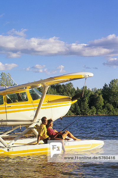 paar auf Schwimmerflugzeugen Otter Falls Whiteshell Provincial Park Manitoba Kanada