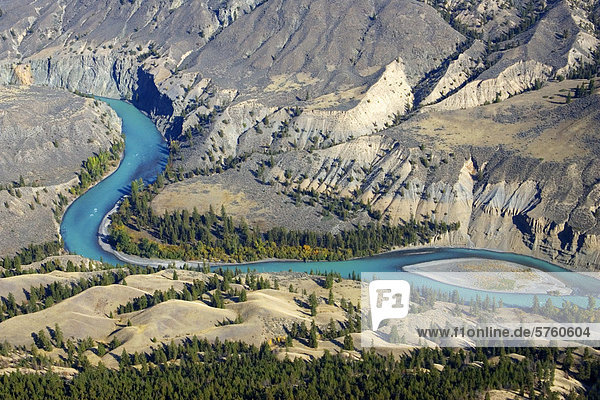 Luftbild der Chilcotin River und Grasland im Herbst von British Columbia  Kanada
