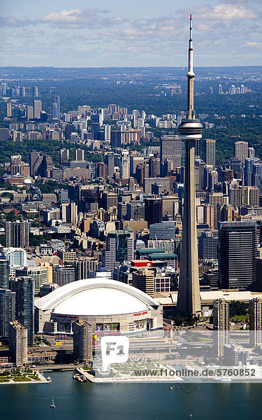 CN Tower und Rogers Centre in der Innenstadt von Toronto  Ontario  Kanada