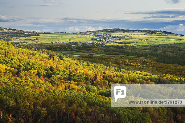 Dorf von Les A_‰boulements im Frühherbst wie aus einem benachbarten Berggipfel  Charlevoix  Quebec  Kanada