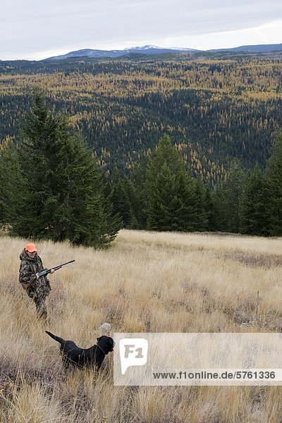Frau und Hund jagen gemeinsam in British Columbia  Kanada