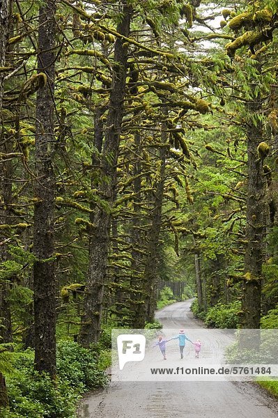 Mutter und zwei Töchtern auf dem Weg zum Tow Hill  Naikoon Provincial Park  Queen Charlotte Islands  British Columbia  Kanada