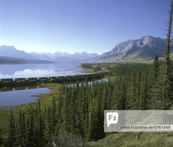 Tal des Athabasca River und Brule Lake mit CN Railway  das Tor zu den Rocky Mountains und Jasper-Nationalpark  nahe Brule und Hinton  Alberta  Kanada