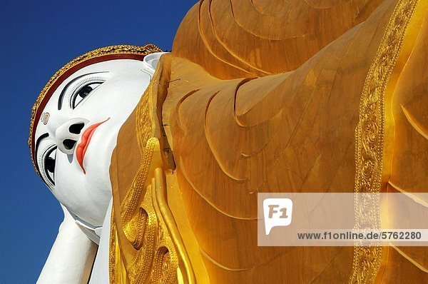 Drehzahlmesser liegend liegen liegt liegendes liegender liegende daliegen stehend Myanmar Buddha