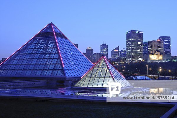 pyramidenförmig Pyramide Pyramiden Botanischer Garten Botanische Skyline Skylines altmodisch Muttart Conservatory Alberta Kanada Edmonton