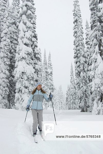 Eine junge Frau Skilangläuferin macht Spuren in den Monashee Backcountry  Britisch-Kolumbien
