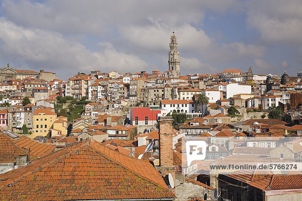 Alte Skyline der Stadt Porto mit Kirche Glockenturm  Portugal  Europa