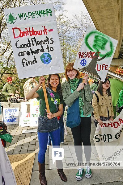 Junge Frauen  die die politischer  ökologischer  Zeichen am Earth Day 2011  Parade und Festival  Vancouver  British Columbia  Kanada