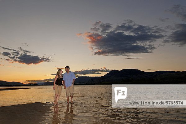 Ein junges Paar genießt einen schönen Abend zu Fuß Ufer des dem Thompson River  westlich von Kamloops  Thompson Okanagan Region  Britisch-Kolumbien  Kanada