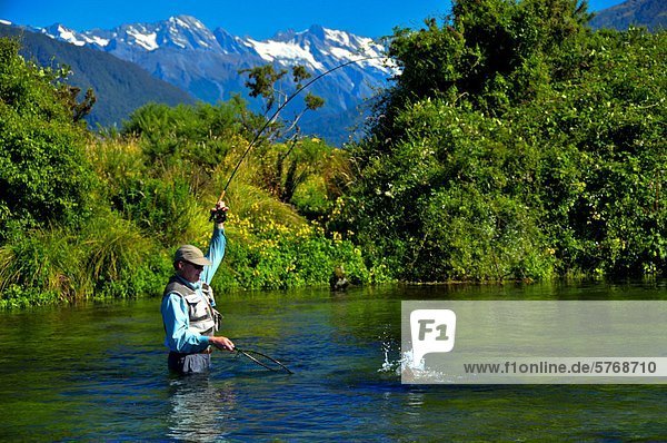 Mann fangen Fische  Spring Creek  Südinsel  Neuseeland