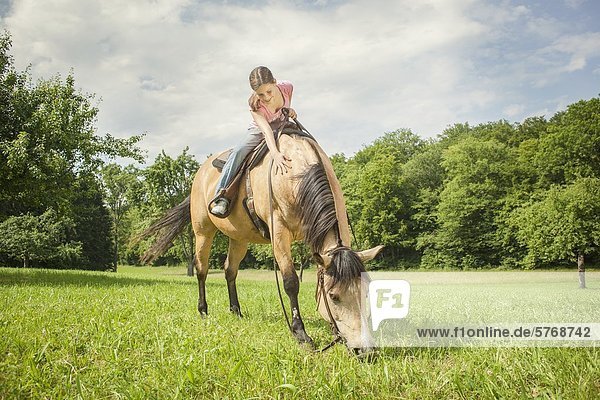 Mädchen sitzt auf Paint Horse  Traishof  Königsbach-Stein  Baden-Württemberg  Deutschland  Europa