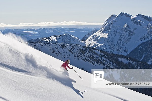 Junge Frau Skifahren nicht aufgezeichnete Pulver in Mustang Pulver Catski,  British Columbia,  Kanada.