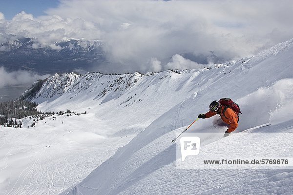 Junger Mann Skifahren am Kicking Horse Mountain Resort  British Columbia  Kanada.