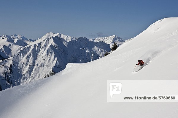 Junger Mann Skifahren im Super Bowl  Kicking Horse Mountain Resort  British Columbia  Kanada.