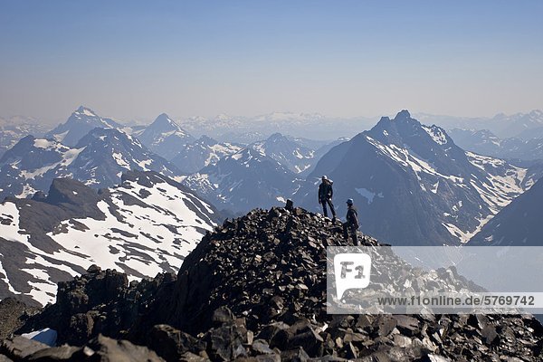 Zwei Bergsteiger Gipfel Elkhorn Mountain  Strathcona Park  zentrale Vancouver Island  British Columbia  Kanada