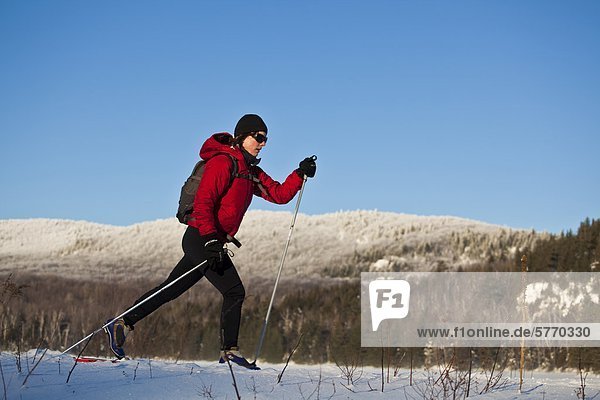 Eine Frau-Langlaufen in Mt Orford  Quebec  Kanada