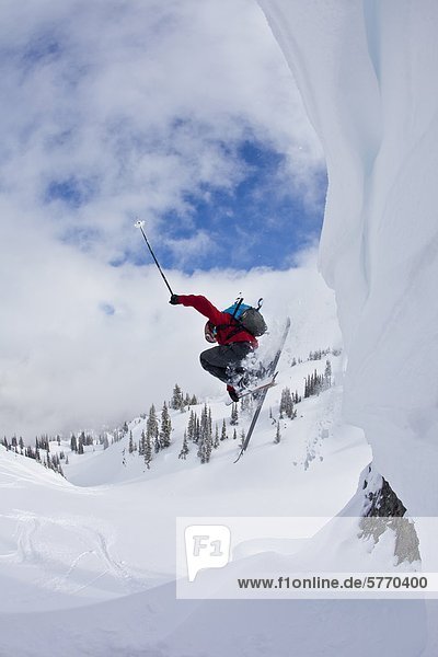 Skifahrer  Frische  fangen  Tagesausflug  Ski  Gesichtspuder  Himmel  British Columbia  Kanada