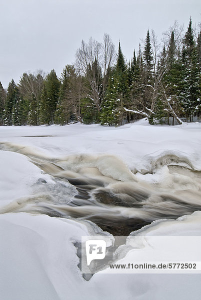 Winter bei McCutcheon des Falls auf der Black-River in Ontario Muskoka nahe dem Dorf von Vankoughnet  Kanada