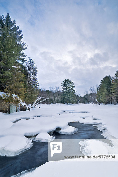 Winter auf der Black-River in Ontario Muskoka nahe dem Dorf von Vankoughnet  Kanada