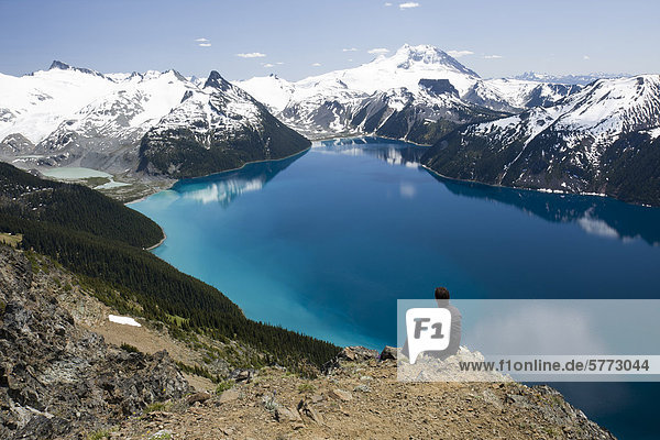 Wanderer auf Panorama-Grat mit Blick auf Garibaldi Lake im Garibaldi Provincial Park  zwischen den Städten von Squamish und Whistler in British Columbia  Kanada.