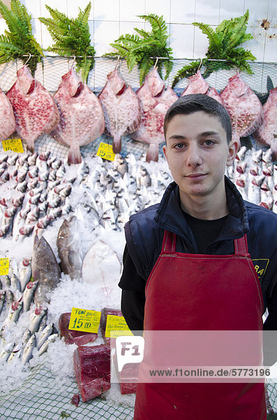 Fisch-Markt-Anbietern in Kadiköy  asiatischen Seite des Bosporus  Istanbul  Türkei