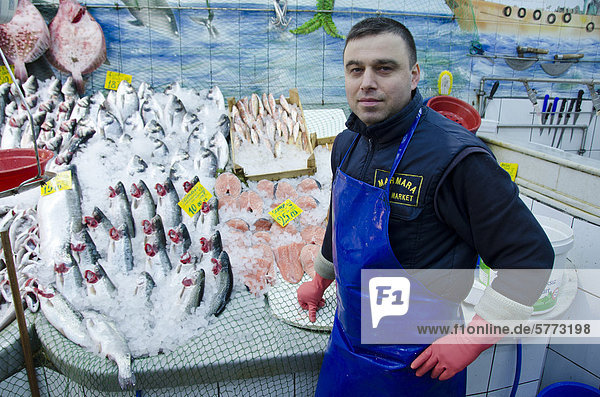 Fisch-Markt-Anbietern in Kadiköy  asiatischen Seite des Bosporus  Istanbul  Türkei