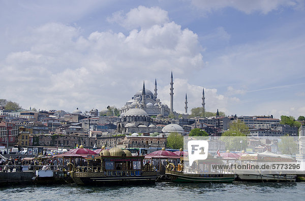Schwimmende Restaurants und der Rüstem-Pascha-Moschee  befindet sich in der Eminönü Bezirk von Istanbul  Türkei.