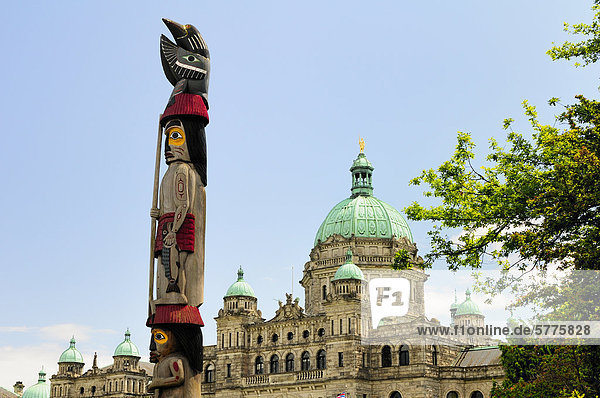 sitzend Gebäude Stange frontal Parlamentsgebäude Totempfahl British Columbia Kanada