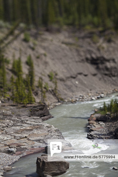 Ein männlicher Kanute Verschluesse des Big Horn River Nordegg  Alberta  Kanada