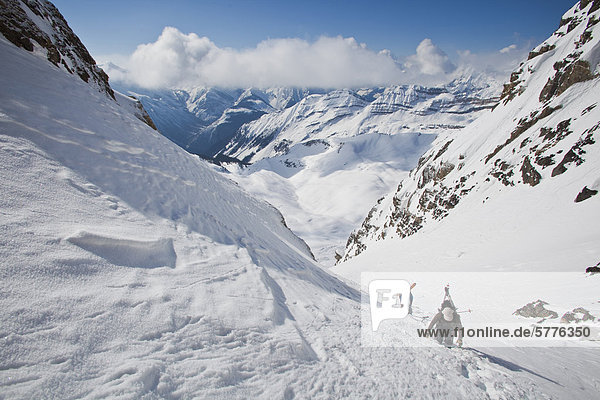 hoch  oben  Ski  unbewohnte  entlegene Gegend  2  Seitenansicht  British Columbia  Kanada  steil