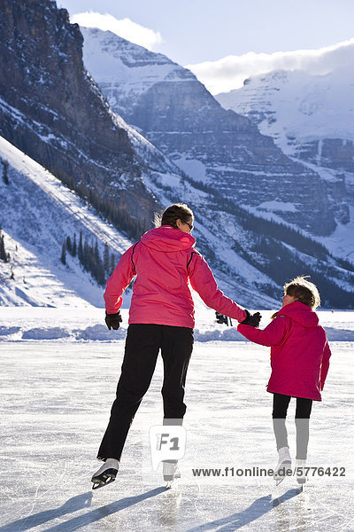 Mutter und Tochter Eislaufen am Lake Louise  Banff Nationalpark  Alberta  Kanada.