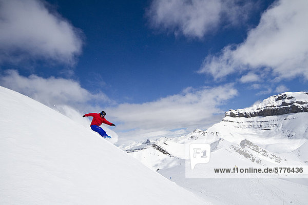 Junger Mann Snowboarden am Resort in Lake Louise  Banff Nationalpark  Alberta  Kanada.