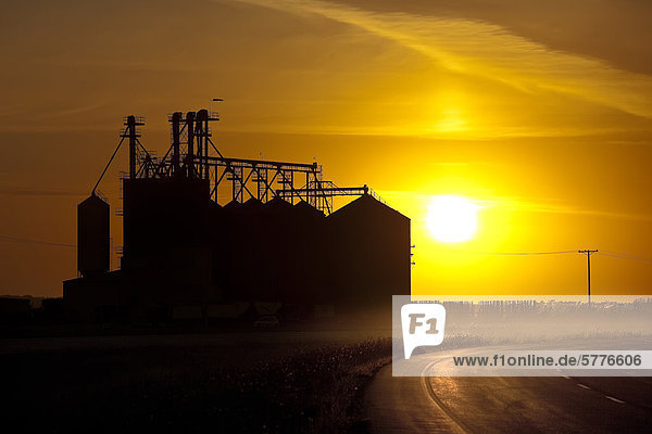 Im Landesinneren Grain Terminal und Trans Canada Highway bei Sonnenuntergang  Saskatchewan  Kanada.