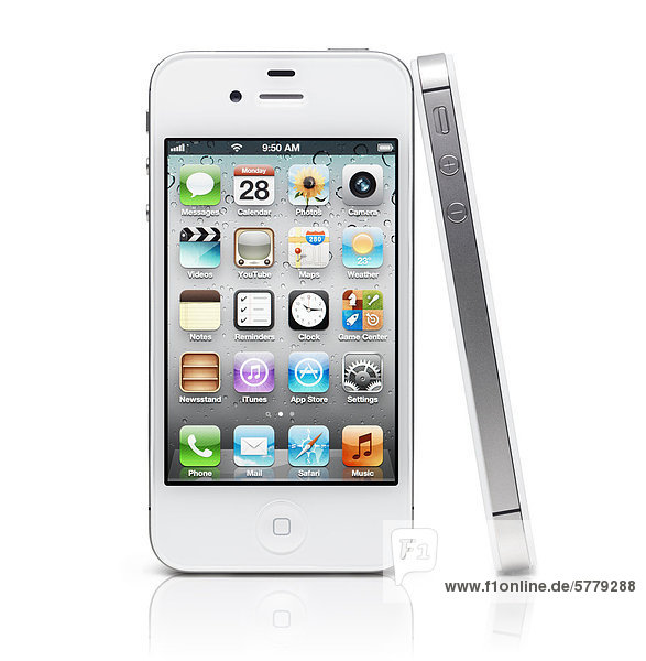 Ein Apple iPhone 4s Smartphone gegeneinander gelehnt. Isoliert auf weißem Hintergrund mit Beschneidungspfad.