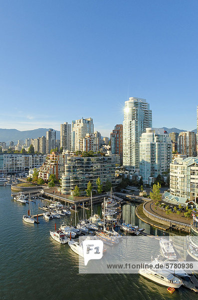 False Creek Marina und Skyline  Vancouver  British Columbia  Kanada