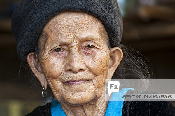 Ältere Frau aus dem Bergstamm oder Bergvolk Schwarze Hmong  ethnische Minderheit aus Ostasien  Porträt  Nordthailand  Thailand  Asien