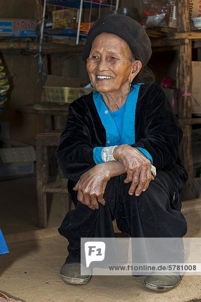 Lächelnde ältere Frau aus dem Bergstamm oder Bergvolk Schwarze Hmong  ethnische Minderheit aus Ostasien  Nordthailand  Thailand  Asien