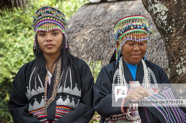 Traditionell gekleidete Frauen aus dem Bergstamm oder Bergvolk Schwarze Hmong  ethnische Minderheit aus Ostasien  bei der Handarbeit  Stickerei  Nordthailand  Thailand  Asien