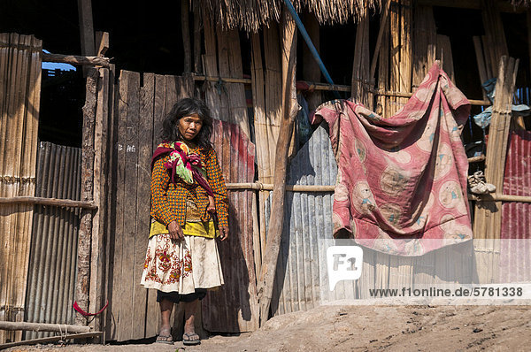 stehend Hütte Frau Hügel Kleidung frontal Dorf modern Thailand Volksstamm Stamm