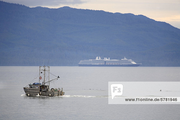 Kommerzielle Fischerboot mit Kreuzfahrtschiff im Hintergrund  Prince Rupert  British Columbia  Kanada