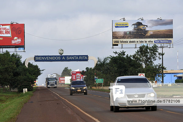 Kleinstadt Santa Rita in Paraguay in der Hand brasilianischer Großgrundbesitzer und Landinvestoren  Werbeplakate für Erntemaschinen und brasilianisches Bier Brahma und Kaiser  Alto Parana  Paraguay  Südamerika