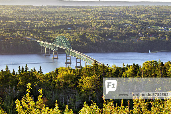 Blick auf Seal Island Bridge  Bras d ' or Lakes von Kellys Mountain Lookout  Cape Breton  Nova Scotia  Kanada