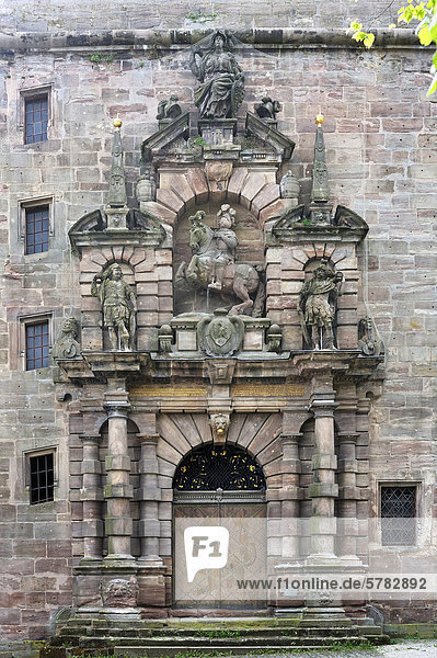 Das Christiansportal an der Hohen Bastei im Kasernenhof  Torarchitektur von Hans Werner um 1607 verherrlicht Markgraf Christian  Plassenburg  Kulmbach  Oberfranken  Bayern  Deutschland  Europa