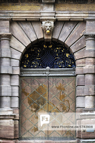 Eingang vom Christiansportal  auf der Tür ein gemalter Löwe  gebaut um 1607  an der Hohen Bastei im Kasernenhof  Plassenburg  Kulmbach  Oberfranken  Bayern  Deutschland  Europa
