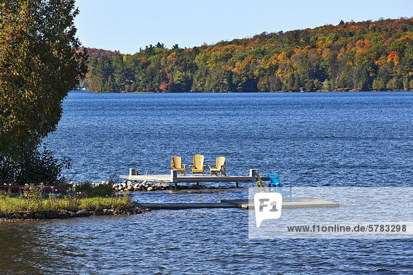 Adirondack Stühle auf die Docks von Meech Lake in Gatineau Park  Gatineau  Québec  Kanada.